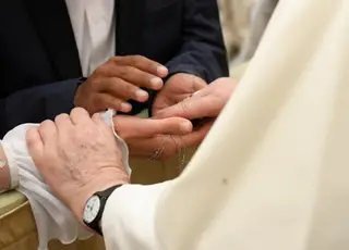 O Papa: com os jovens casais gerar pequenas Igrejas domésticas