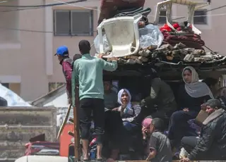 Rafah: exército israelense ordena evacuação e civis fogem da cidade