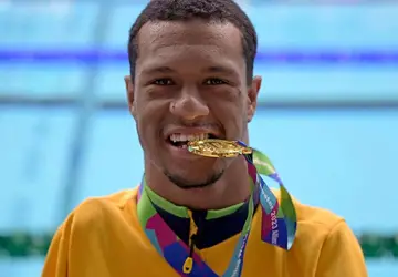 Gabriel Araújo fatura bicampeonato mundial nos 50 metros costas