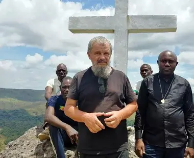 De jipe, África dentro... P. Tony Neves na República do Congo