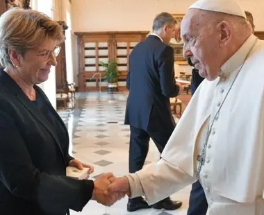 Papa recebe em audiência a presidente da Suíça