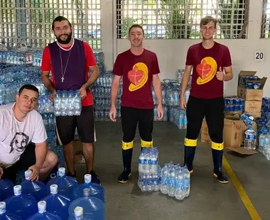 Seminaristas vivem experiência de missão com famílias afetadas pelas enchentes no RS