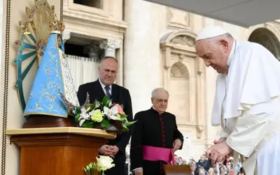 Francisco: invoquemos a intercessão de Maria pela paz no mundo