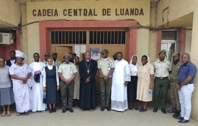 Angola - Semana Santa - D. Filomeno V. Dias visita instituições